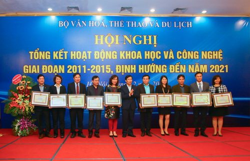 Bộ trưởng Bộ VHTTDL Nguyễn Ngọc Thiện trao Bằng khen cho các đơn vị